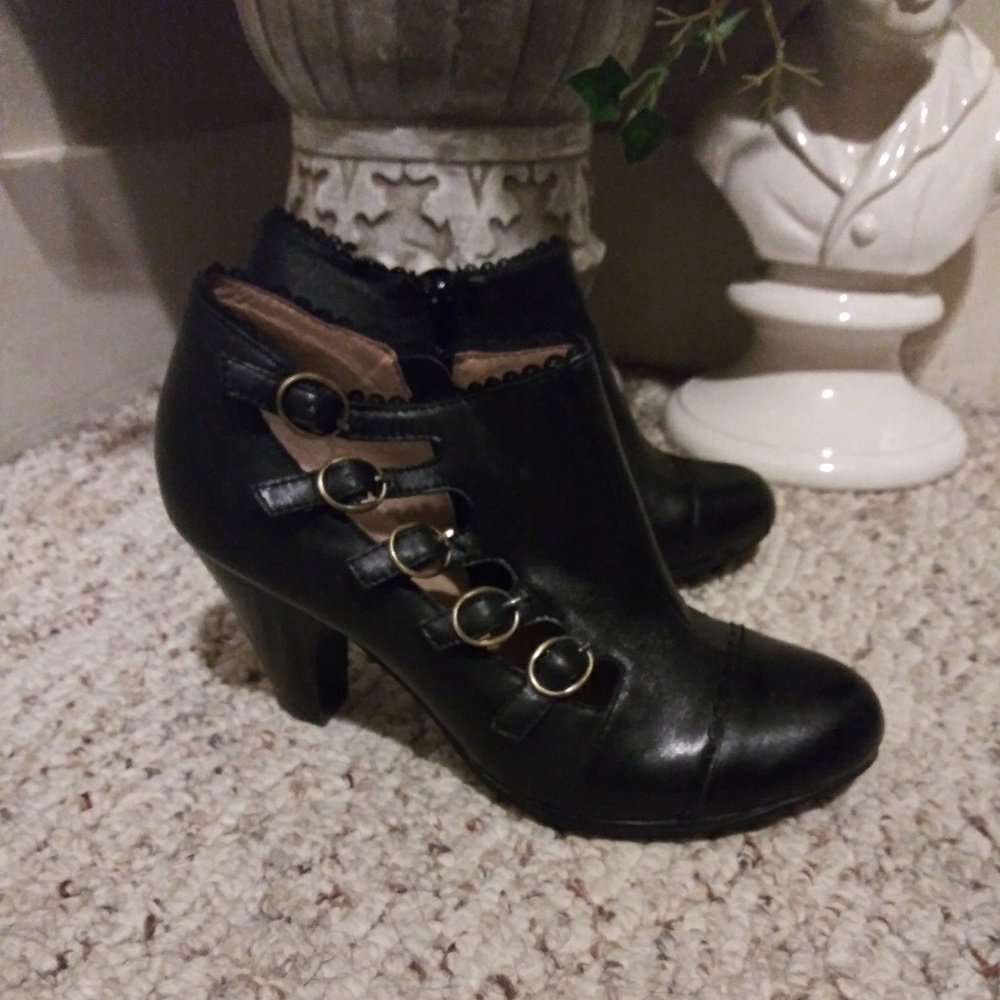 EUC Mix Mooz Cherita Blk. Leather Buckled Pumps